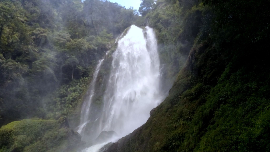 मनै लोभ्याउने बझाङको बारील झरना