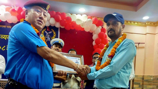 बैतडीका बस चालक जोशी सम्मानित 