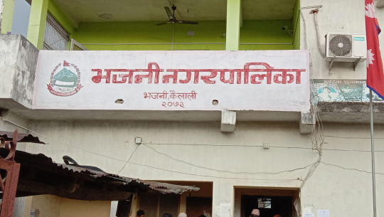 भजनीमा अभिभावकको चन्दाबाट शिक्षकलाई पारिश्रमिक