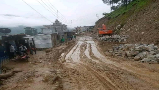 बझाङ सदरमुकामको सडक हिलाम्मे 