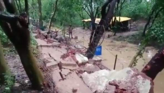 भारी वर्षाले पर्खाल भत्किँदा ९ जनाको मृत्यु