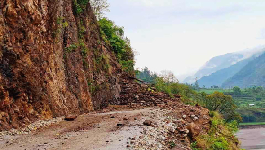 दार्चुलामा ढुङ्गा लागेर एकको मृत्यु, एक घाइते