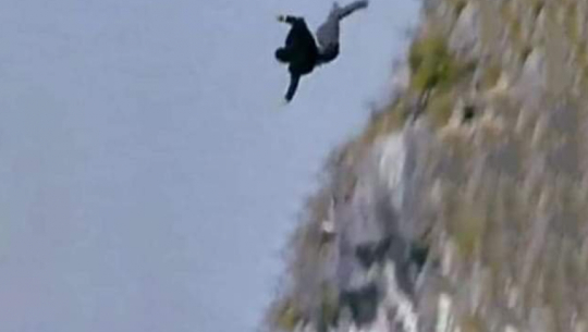 बझाङमा भिरबाट लडेर एक जना घाइते