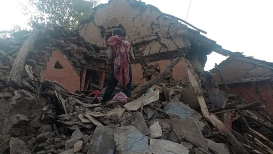 बझाङमा भूकम्पले घर थप चर्काएपछि बाहिरै बस्न प्रहरीको माइकिङ