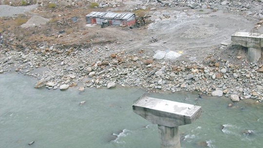 अछाम र बाजुरा जोड्ने पुल ६ वर्ष देखि अलपत्र