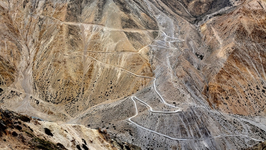 त्रिदेशीय नाका जोड्ने सडकको बेहाल, निर्माणको जिम्मा सेनालाई दिन माग