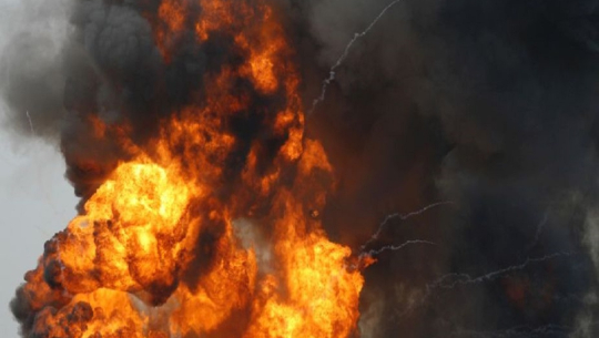 बाजुरामा गाइ गोठसहित २ घरमा आगलागी