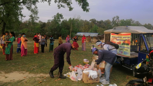 धनगढीमा बोलन्या थलीद्धारा खाद्यसामाग्री वितरण