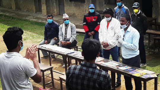 डोटीको क्वारेन्टाइनमा बसेकाहरुलाई पुस्तक वितरण