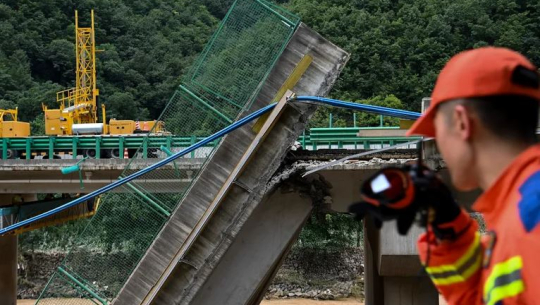 चीनमा पुल भत्किँदा पाँचजना बेपत्ता