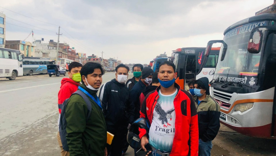 काठमाडौँमा समस्यामा परेका तीन सय बढि विद्यार्थी र मजदुरलाई धनगढी पठाईयो