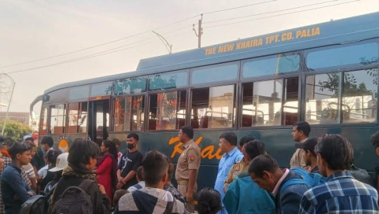 नेपाली यात्रु बोकेका दुई बस भारतीय प्रहरीको नियन्त्रणमा