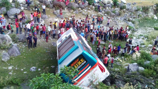 बझाङमा पार्किङ गर्न खोज्दा खोलामा बस खस्यो