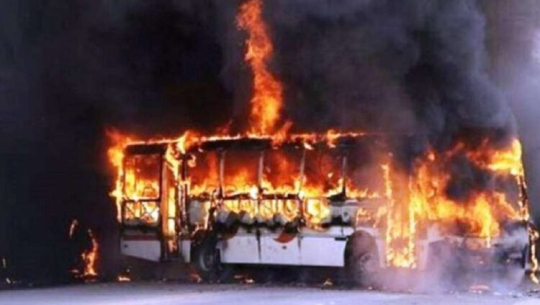 कञ्चनपुरमा पार्किङ गरिएको बसमा भीषण आगलागी