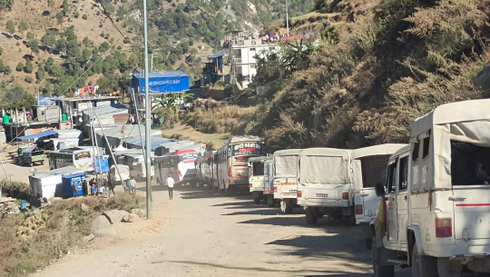 बसपार्क नहुँदा सडकमै राखेको गाडी । तस्बिरः शेरबहादुर सार्की (गाेरखापत्र) 