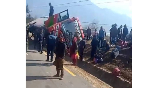 काठमाडौँबाट कैलाली आउँदै गरेको बस दुर्घटना