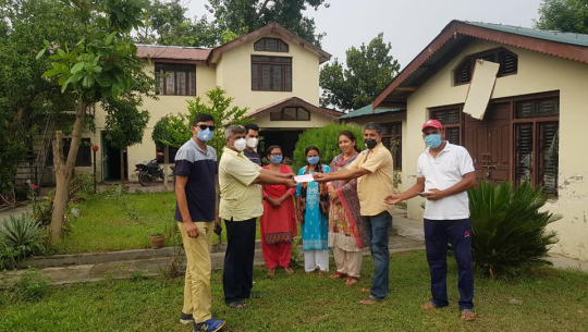 डडेल्धुरामा पिसीआर मेसिन स्थापनाका लागि सिसिएसद्वारा एक लाख बढी सहयोग
