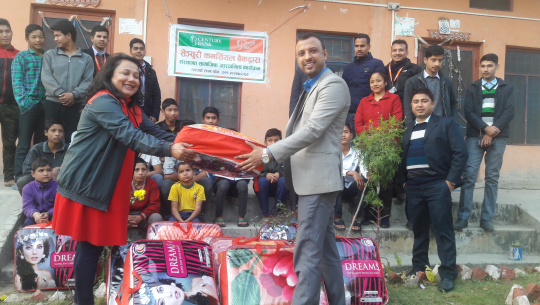 आमाको माया छात्रावासलाई न्यानो कपडा वितरण