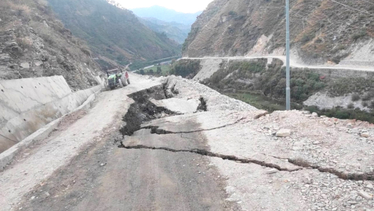 बझाङको चैनपुर–ताक्लाकोट सडक भासिँदा यातायात अवरुद्ध