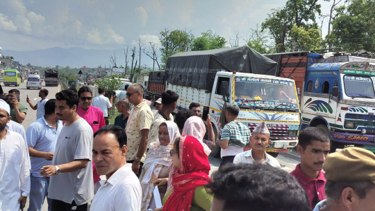 कैलालीको अत्तरियामा आधा घण्टा चक्का जाम