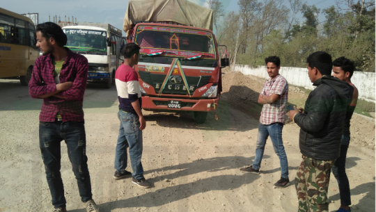 डडेल्धुरामा गाडी ठोक्कियो, धनगढीमा चालकमाथि हातपातको प्रयास
