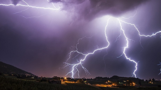 चट्याङ लागेर डोटीमा दुई बालक घाइते