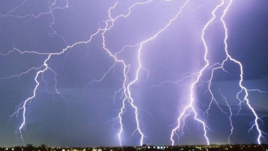 बाजुरामा चट्याङ लागेर दुई घाईते