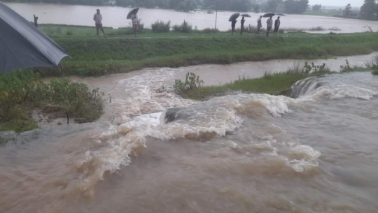 चौधर नदीको धार परिवर्तन गरी कञ्चनपुरको बस्तीमा