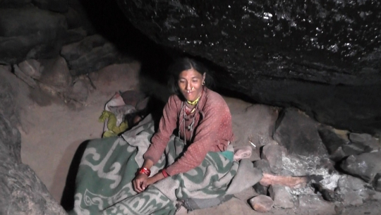 बझाङ्गमा छाउगोठ भत्काइएपछि ओढार र चौरमा बास