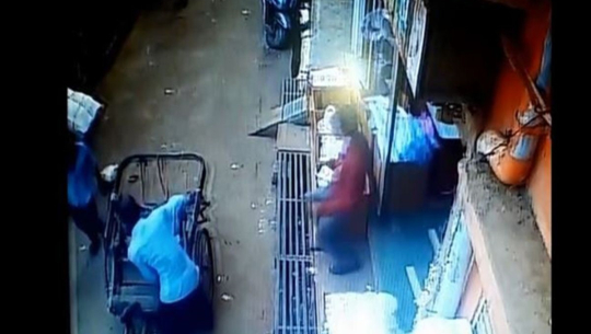 दोस्रो तल्लाबाट बालक खसेर गुडिरहेको रिक्सामा परेपछि… (भिडियो)