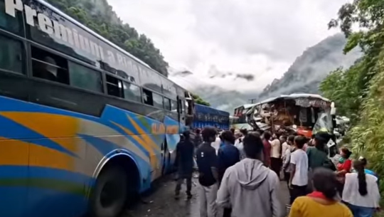 जलबिरेमा दुई बस र ट्रक ठोक्किँदा ३० जना घाइते