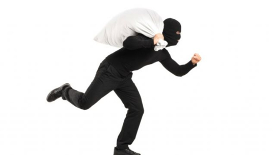 बैतडीमा जनप्रतिनिधिकै घरबाट सुटकेस फुटाएर सुन चोरी