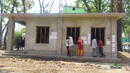 मतदान केन्द्रमा पुगे कर्मचारी, आजदेखि मतदाता परिचयपत्र वितरण 