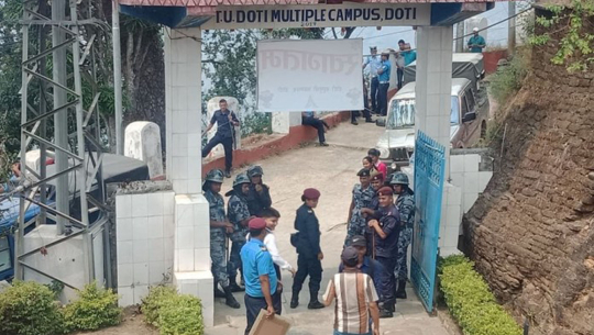 डोटी बहुमुखी क्याम्पस बार्षिकोत्सव कार्यक्रममा प्रवेश गर्दा चेकजाँच हुँदै