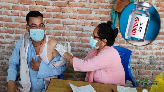 धनगढी उपमहानगरपालिकाका मेयर नृपबहादुर वडले कोरोना विरुद्धको खोप लिदै।