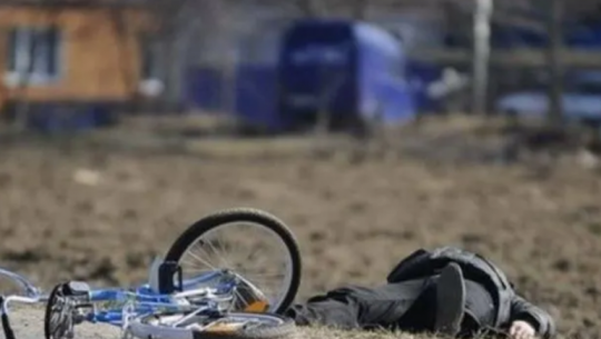 A motorcyclist flees after hitting a cyclist in Kanchanpur