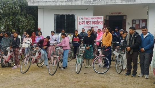 विपन्न समुदायका छात्रालाई वडा कार्यालयबाट साइकल सहयोग