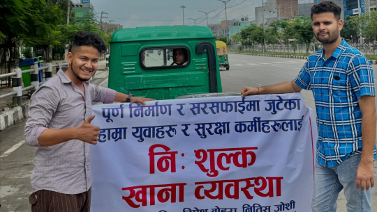 धनगढीका दुई युवाले सरसफाइमा खटिएका युवालाई खुवाए खाना
