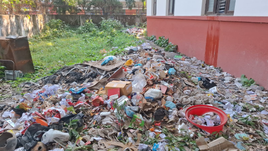 मालपोत कार्यालय कैलालीको परिसरमा जताततै फोहरैफोहर