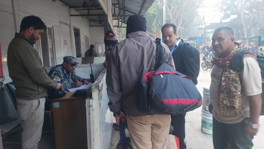 प्रवासी नेपाली मत हाल्न स्वदेश फर्किँदै