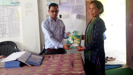 कञ्चनपुरकी वडासदस्य डल्लीदेवी ५२ वर्षको उमेरमा विद्यालय भर्ना, १ मा पढ्दै