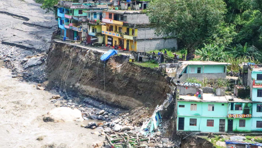 दार्चुलामा बाढीको कारण भारतले गरेको अस्थायी तटबन्ध ! यस्तो भन्छन् स्थानीय 