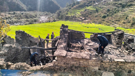 डोटीमा चार जनाको घरमा आगलागी, एक लाख बढीको क्षति