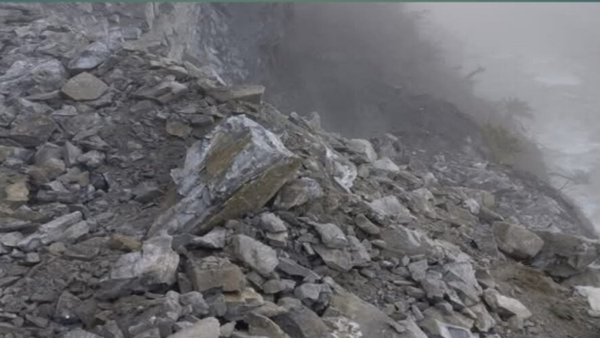 पहिलोका कारण दार्चुलाको खलङ्गा–गोकुलेश्वर सडकखण्ड अवरुद्ध