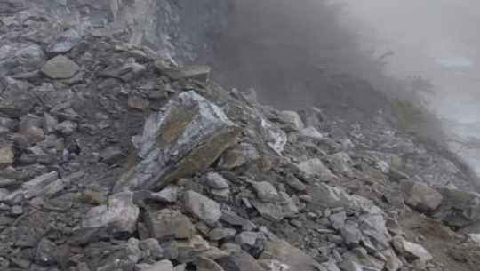 Landslide blocks Khalanga-Gokuleshwar road, disrupts transport