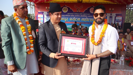 गृहनगरमा क्रिकेटर ऐरीलाइ रथमा बजार परिक्रमा गराउँदै सम्मान