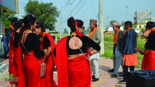 कोरियाबाट फर्किएका युवाहरुको समूह धनगढीमा मौलिक पहिरन र शैैलीमा देउसी भैली खेल्दै