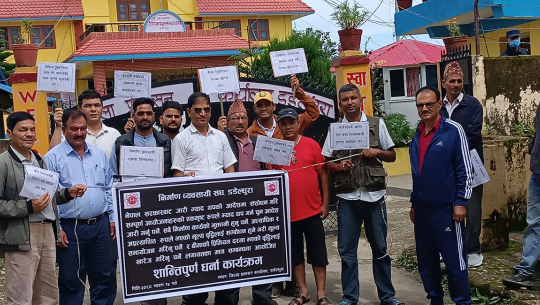 डडेल्धुराका निर्माण व्यवसायी विभिन्न मागसहित धर्नामा