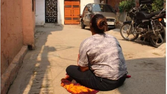 प्रेमीको घरबाहिर धर्ना बसीन प्रेमिका, भन्छिन –म सँग बिहे नगरे...