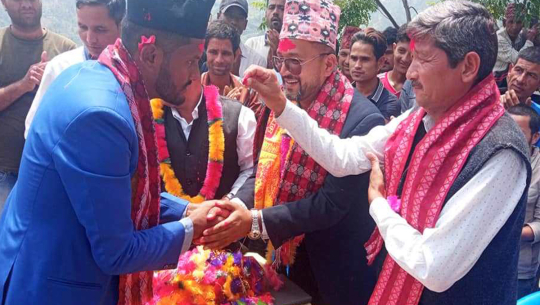 बैतडीको डिलाशैनीका जनप्रतिनिधिले गरे शपथ ग्रहण 
